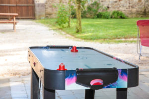 Préau avec jeux